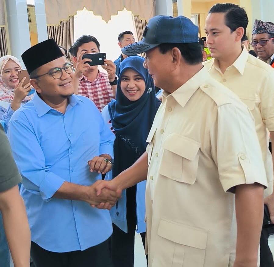 dr maulana (kiri) saat menyambut kedatangan prabowo subianto (kanan) di kota jambi.