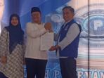 penyerahan sk rekomendasi pan oleh ketua dpw pan provinsi jambi h bakri kepada dr dr maulana sebagai bakal calon walikota jambi 2024 2029.