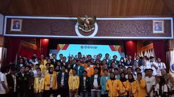 Sekretaris Daerah Provinsi Jambi, Sudirman foto bersama setelah memberikan motivasi kepada mahasiswa Fakultas Peternakan UNJA.