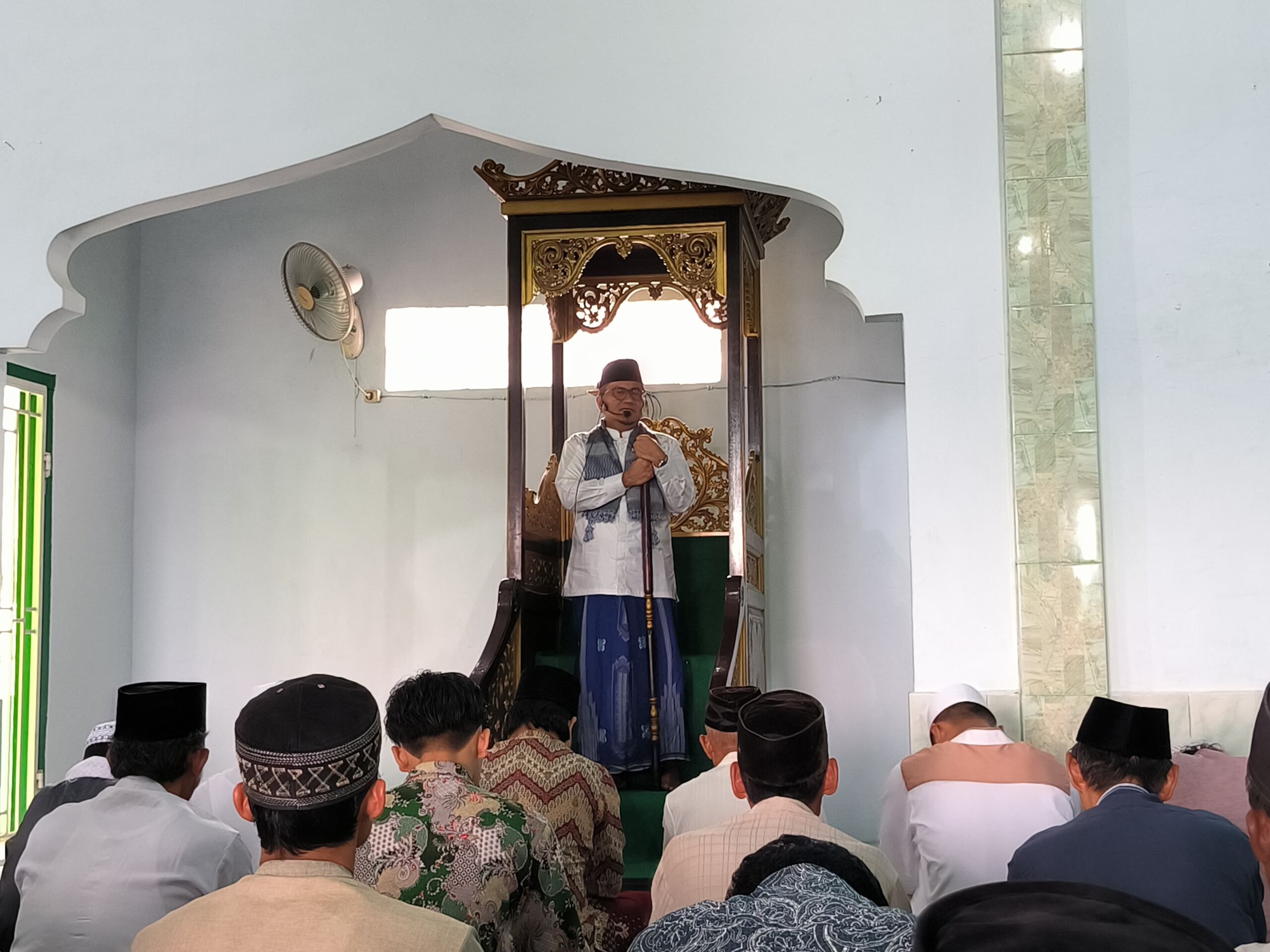 H. Maulana Menjadi Khotib Sholat Jum'at di Masjid Uswatun Khasanah Kenali Besar Kota Jambi