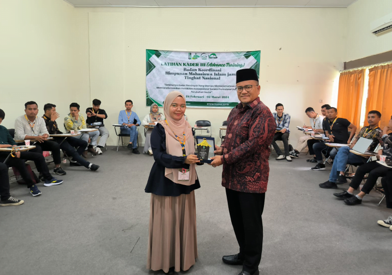 dr maulana jadi pembicara diacara advance training kader iii badko hmi jambi tingkat nasional.