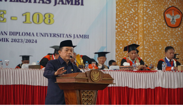 gubernur provinsi jambi, al haris saat menghadiri wisuda unja, p