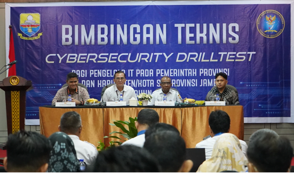 kadis kominfo provinsi jambi, drs. ariansyah saat hadir dan membuka kegiatan bimbingan teknis cybersecurity drilltest