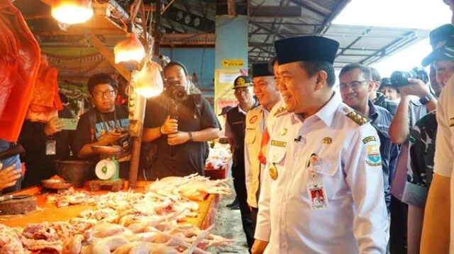 Gubernur Jambi, Al Haris saat Inspeksi Mendadak (Sidak) Harga Bahan Pokok di Pasar Angso Duo Jambi. Foto: Diskominfo Provinsi Jambi