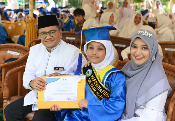 Dr Maulana bersama isteri tercinta dr Nadiyah saat menghadiri wisuda Tahfidz sang anak.