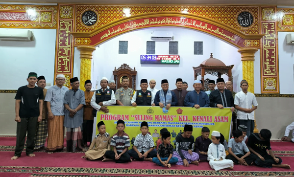 dr maulana bersama forum rt kota jambi sholat subuh berjama'ah di masjid jami'atul umat.