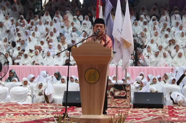 gubernur jambi al haris saat menghadiri wisuda akbar tahfidz al quran ke xiii sekolah islam terpadu sit nurul ‘ilmi jambi