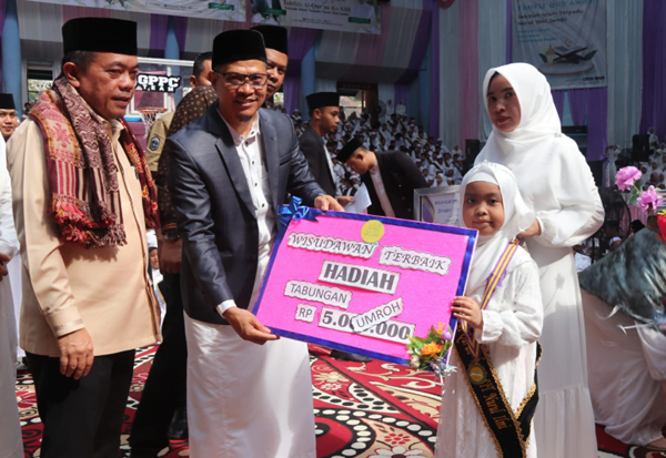 gubernur saat menghadiri wisuda akbar tahfidz al qur’an ke xiii sekolah islam terpadu (sit) nurul ‘ilmi jambi