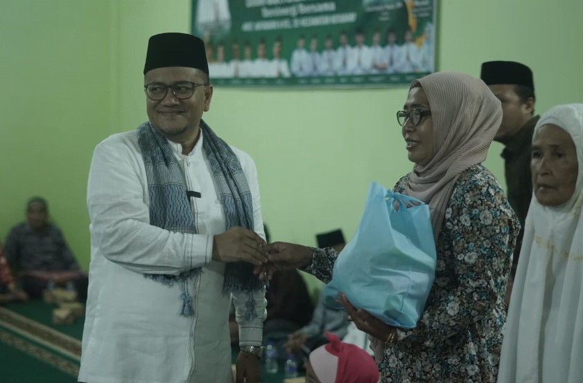 h. maulana bagikan paket sembako kepada warga kenali