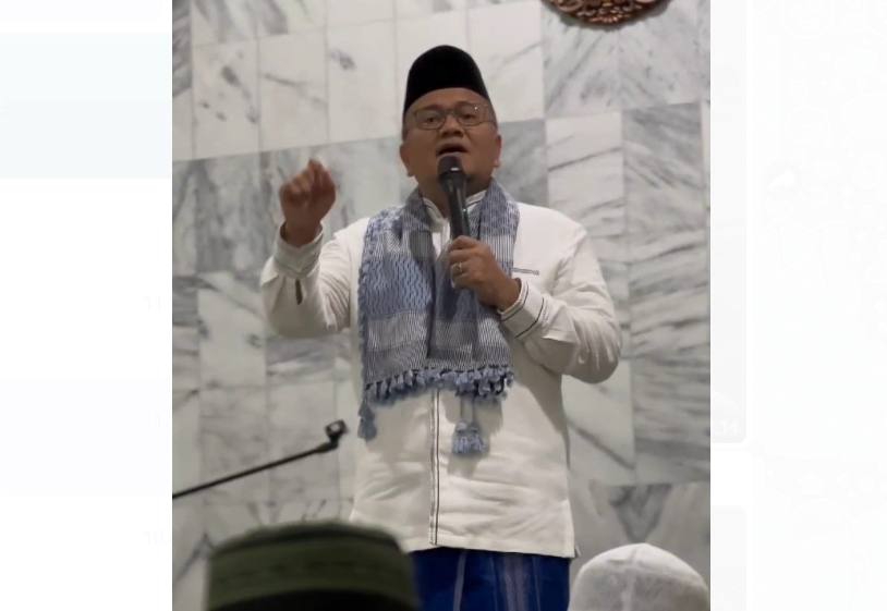 h. maulana menjadi imam tarawih di langgar an nur kebon handil