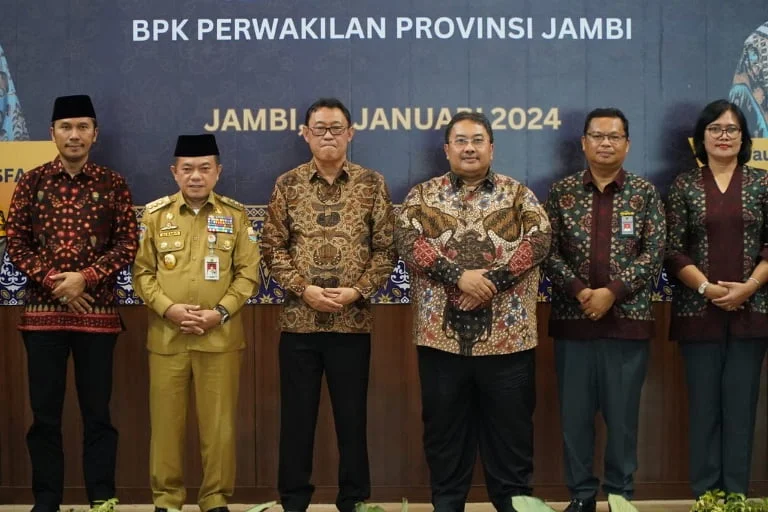 ketua dprd jambi edi purawanto dan gubernur al haris saat menghadiri acara serah terima jabatan kepala bpk ri perwakilan jambi