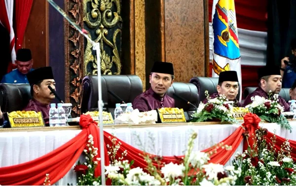 ketua dprd provinsi jambi, edi purwanto pimpin rapat paripurna hut provinsi jambi ke 67.........