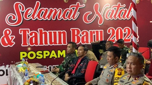 ketua dprd provinsi jambi, edi purwanto saat memantau pengamanan malam pergantian tahun 2024 bersama dengan kapolda jambi, irjen pol rusdi hartono