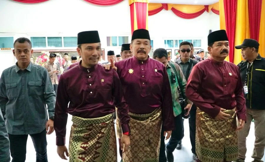 ketua dprd provinsi jambi, edi purwanto saat memasuki ruangan sidang paripurna dprd provinsi jambi.