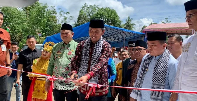 ketua dprd provinsi jambi, edi purwanto saat memotong pita tanda diresmikannya masjid raya baiturrahim di desa rantau keloyang, kabupaten bungo.