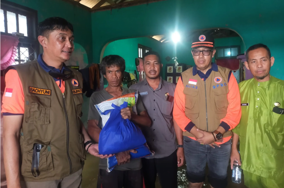 Pj Bupati Muaro Jambi, Bachyuni Deliansyah blusukan ke lokasi banjir di dua desa di Kecamatan Kumpeh.