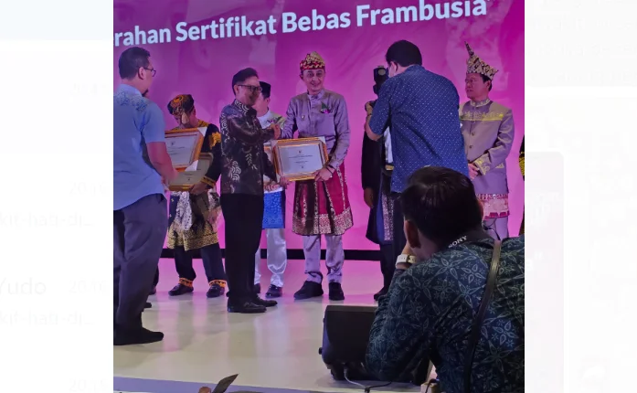 pj bupati muaro jambi bachyuni deliansyah saat menerima sertifikat dari kemenkes ri bebas frambusia