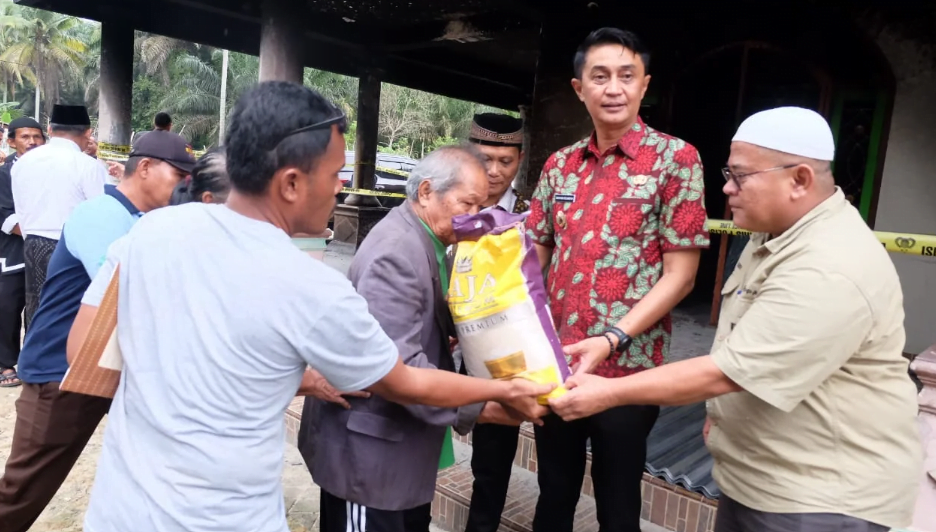 Pj Bupati Muaro Jambi, Bachyuni Deliansyah saat serahkan bantuan kepada korban kebakaran.