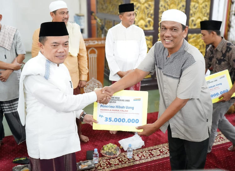 Gubernur Jambi, Al Haris saat serahkan bantuan 270 juta rupiah untuk Masjid dan Musholla secara simbolis pada kegiatan safari ramadhan di Muara Bungo.