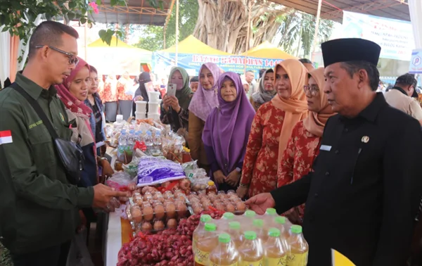 wakil gubernur jambi abdullah sani saat hadir pada pembukaan bazar ramadhan 1445 h dharma wanita persatuan provinsi dwp jambi.png