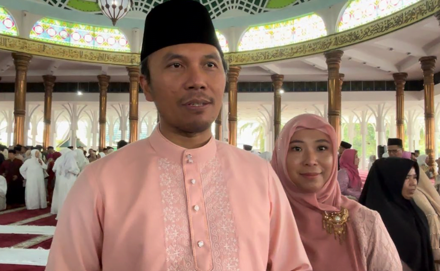 ketua edi purwanto beserta istri saat hadiri akad nikah putri gubernur jambi.