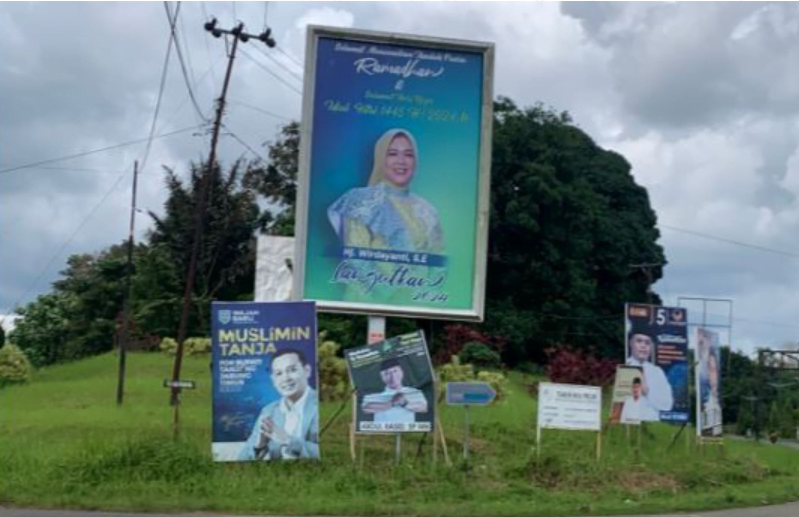 baliho wirdayanti istri romi haryanto di salah satu titik.