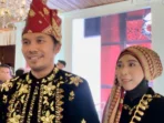 ketua dprd provinsi jambi, edi purwanto bersama dengan istri menghadiri resepsi pernikahan esy risdianti dan muhammad iqbal putra