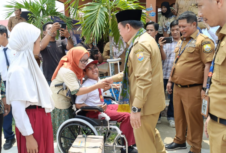 Gubernur Jambi, Al Haris saat menyerahkan bantuan Dumisake Pendidikan.