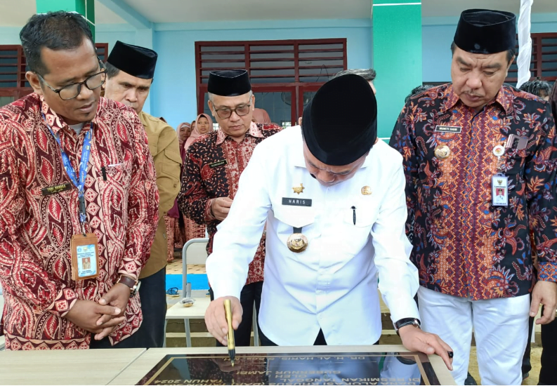 Gubernur Jambi Al Haris meresmikan gedung Sekolah Menengah Kejuruan (SMK) Negeri 15 Kabupaten Merangin