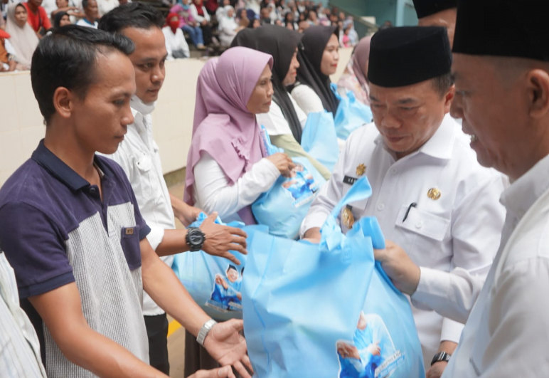 Gubernur saat menghadiri Peringatan Hari Buruh (May Day) Tingkat Provinsi Jambi yang diselenggarakan oleh SBMI (Serikat Buruh Mandiri Indonesia) se-Provinsi Jambi