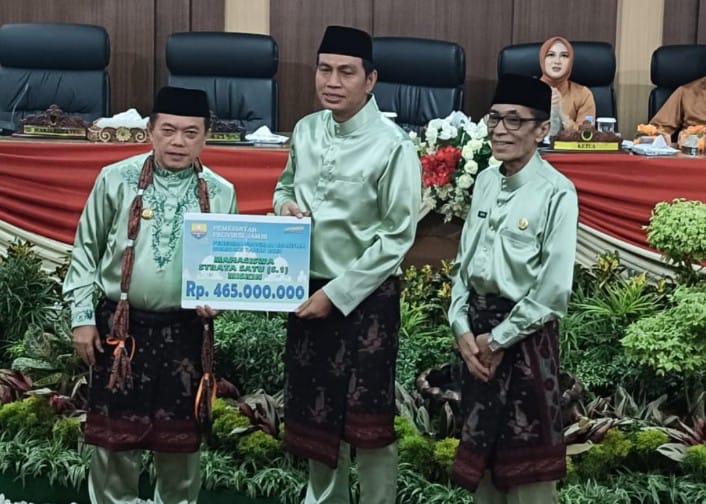 Gubernur Jambi, Al Haris serahkan bantuan beasiswa secara simbolis.