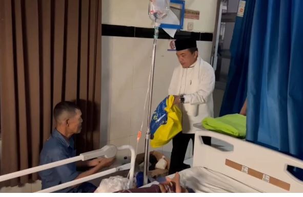 Gubernur Al Haris mengunjungi pasien yang tengah dirawat di RSUD Raden Mattaher