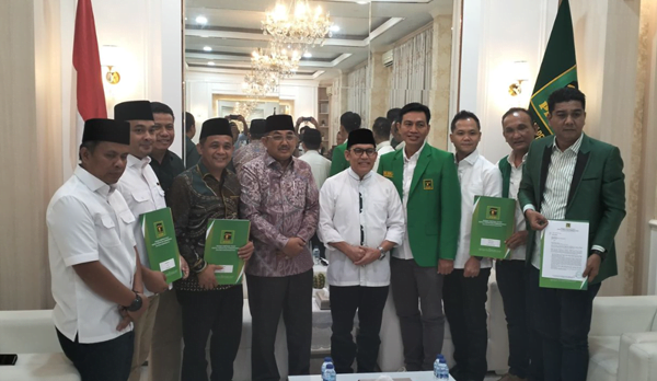 budi setiawan, cawako jambi saat terima rekom partai ppp.