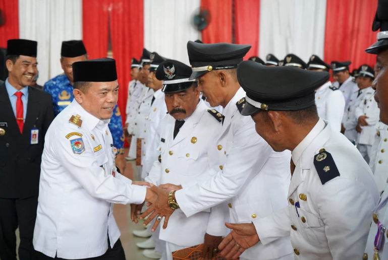 gubernur saat menghadiri pengukuhan perpanjangan masa jabatan kepala desa dan ketua tim penggerak pemberdayaan dan kesejahteraan keluarga (tp pkk) desa di kabupaten muaro jambi