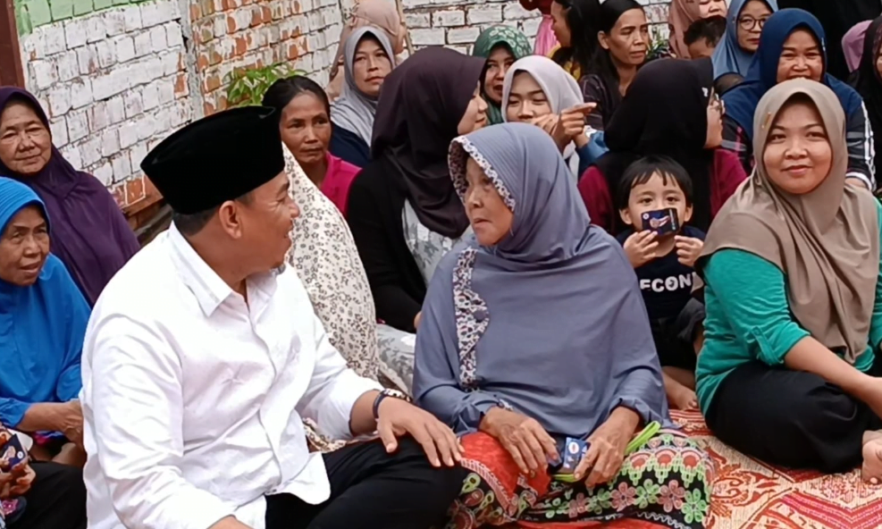 H Abdul Rahman saat ditengah-tengah warga.