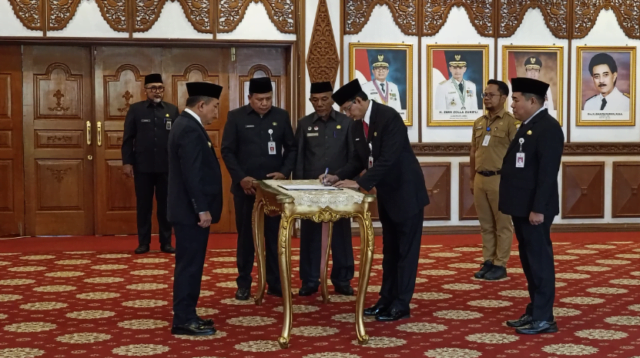 gubernur jambi, al haris lantik muzakir jadi kadis pupr dan johansyah asisten ii