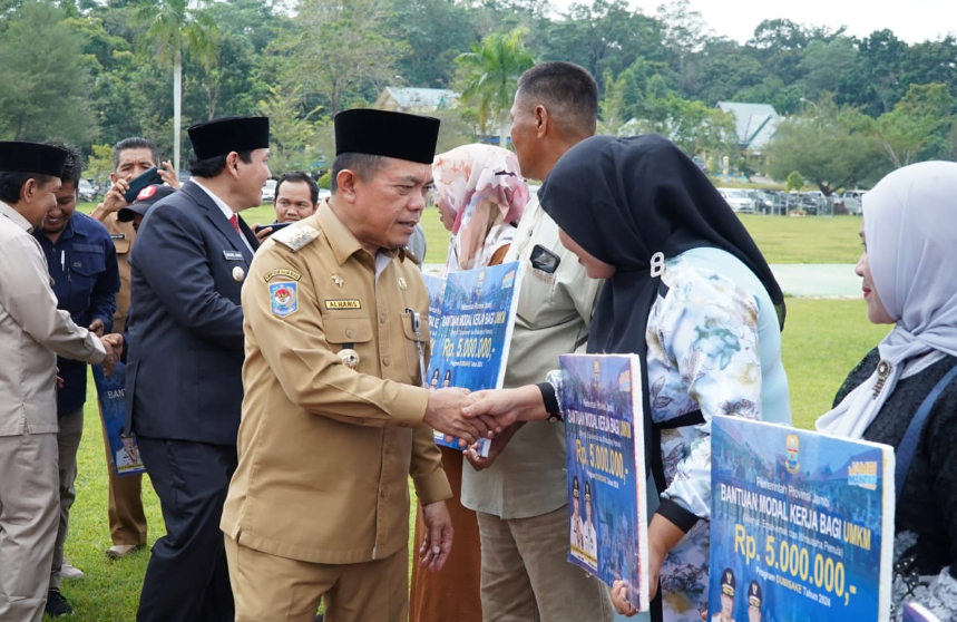 gubernur jambi al haris serahkan dumisake umkm dan kehutanan