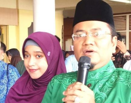 maulana beserta istri.