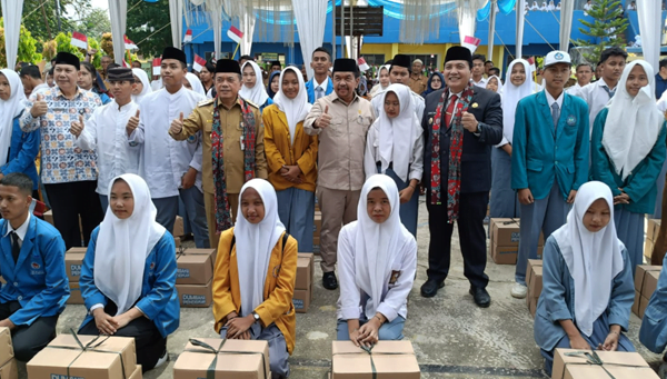 Gubernur Al Haris Serahkan Dumisake Bantuan Pendidikan di Kabupaten Sarolangun