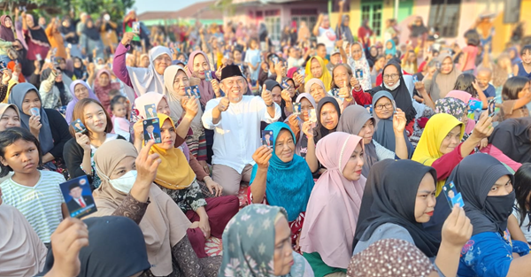 calon walikota jambi, h abdul rahman saat bersama emak emak.