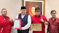 h abdul rahman (2 kiri) bersama andi muhammad guntur (2 kanan), saat menerima rekom pdi perjuangan untuk dukungan pilwako jambi.