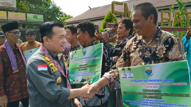 Gubernur Jambi, Al Haris saat serahkan bantuan Dumisake di Kabupaten Batanghari