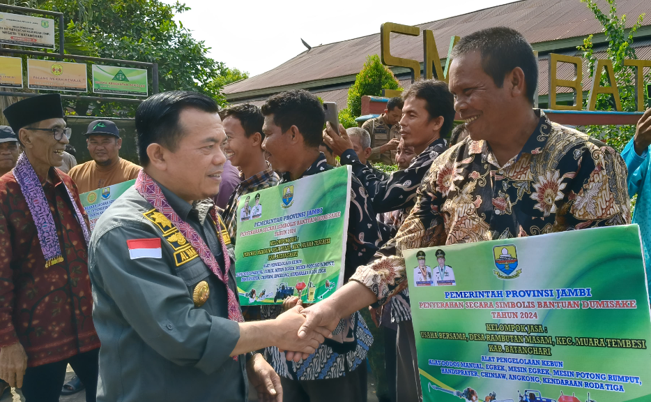 Gubernur Jambi, Al Haris saat serahkan bantuan Dumisake di Kabupaten Batanghari