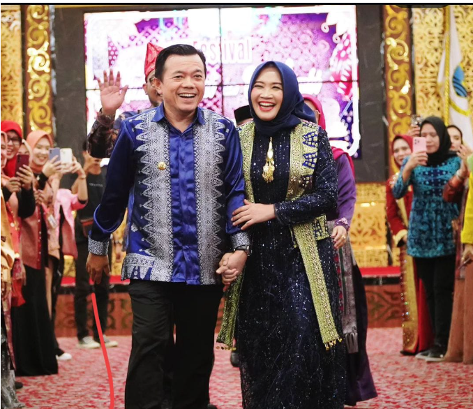 al haris hesnidar haris kenalkan tenun songket batik jambi di catwalk