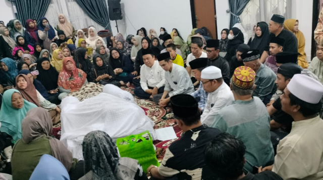 al haris melayat ke rumah duka rektor uin alm prof asad isma