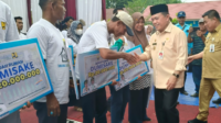 Gubernur Jambi Al Haris menyerahkan bantuan Dumisake ke warga Tanjung Tabung Timur.