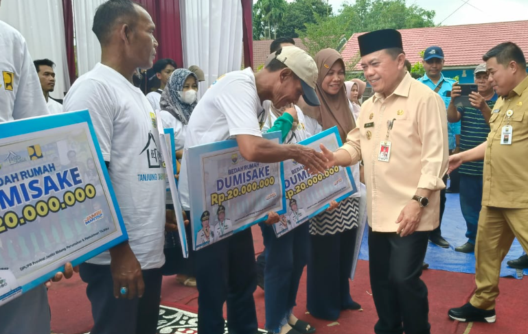 Gubernur Jambi Al Haris menyerahkan bantuan Dumisake ke warga Tanjung Tabung Timur.