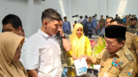 Gubernur Jambi Al Haris menyerahkan bantuan Dumisake pendidikan berupa peralatan sekolah dan biaya SPP kepada 1.259 siswa