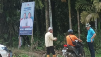 foto utama teksnyo oknum lurah (baju biru) yang nekat pasang baliho rh. foto ist