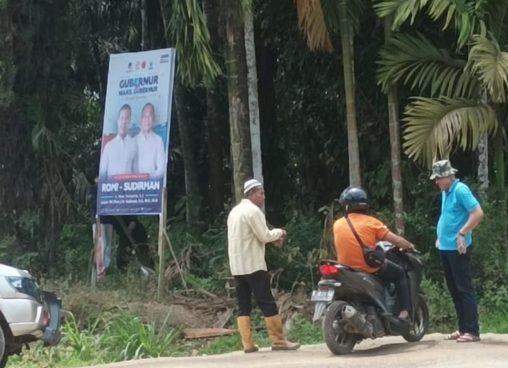 foto utama teksnyo oknum lurah (baju biru) yang nekat pasang baliho rh. foto ist